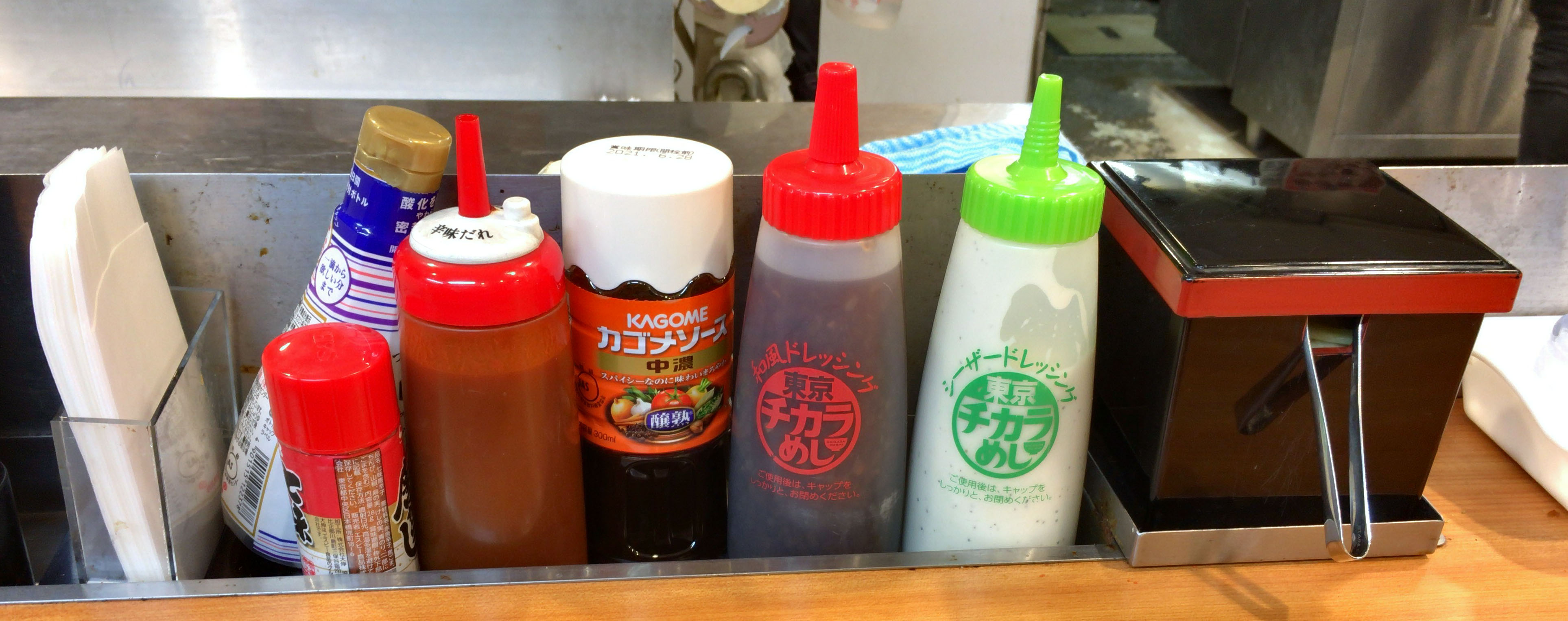 Condiment_vessels_of_Tokyo_Chikara_Meshi
