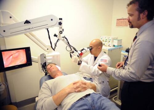 Flickr_-_Official_U.S._Navy_Imagery_-_Sailors_examine_patient_during_residency_at_Naval_Medical_Center_San_Diego.